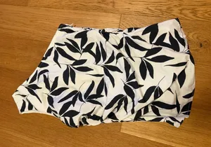 Abercrombie & Fitch One-Shoulder Leaf Print Tank Top - White & Black thumbnail 1