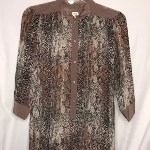 Wilfred Aritzia Silk High Low Reptile Print Top‎ thumbnail 3