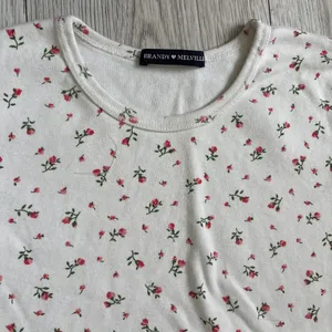 Brandy Melville crop white and flower short sleeve thumbnail 2