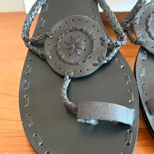 Nine West Hemi Black Leather Braided Medallion Kitten Wedge Sandals 8.5M thumbnail 2