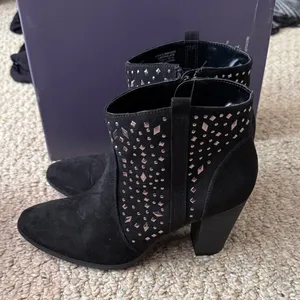 JENNIFER LOPEZ Black Suede Ankle Boots with Pink Stud Detail - Women's 8.5 thumbnail 6