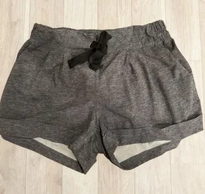 Lululemon Spring Break Away Mid-Rise Cuffed Athletic Shorts Sz 6 NWOT Gray thumbnail 1