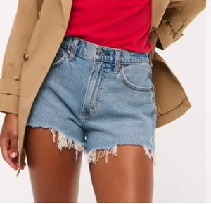 Abercrombie & Fitch The 4" Curve Love High Rise Denim Mom Shorts Blue 30 / 10 thumbnail 1