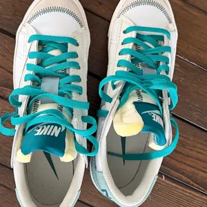Nike Women’s Blazer Low ’77 Jumbo White Teal Green Leather Sneakers Size 11 thumbnail 4