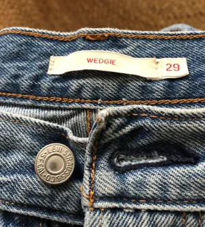 Wedgie Fit Cropped Jeans thumbnail 4
