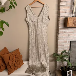 NASTY GAL Ditsy Floral Printed Satin‎ Midi Dress thumbnail 2