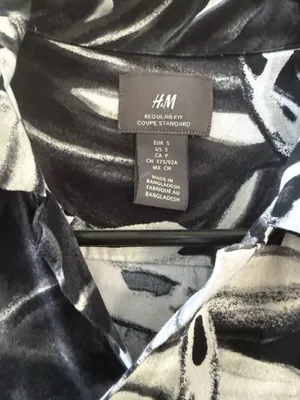 H&M men’s snake print shirt, size small. Trendy, cool thumbnail 4