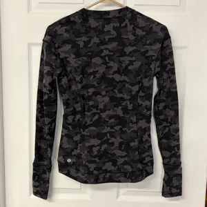 Lululemon RULU Long Sleeve Shirt 8 Camo Black Coal Wrap Front W3ECAS thumbnail 3