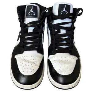 Nike Air Jordan 1‎ Mid Shoes Women's Sz 9.5 White Black Panda DV0991-101 thumbnail 5