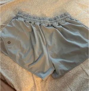 Lululemon Hotty Hot 2.5" Shorts Low-Rise thumbnail 2