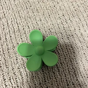 SheIn Green Flower Accessory thumbnail 2