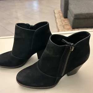 Boots Chic Black Ankle Boots with Zipper Baretraps Posture 7 M suede thumbnail 5