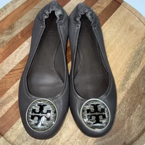 Tory Burch Grey Leather Scrunch Ballet Flats Size 8.5 Medallion Logo thumbnail 10