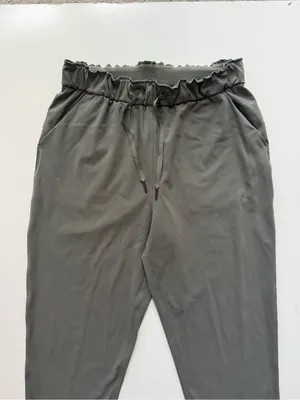 lululemon Keep Moving Pant - Size 8 - Grey Sage thumbnail 4