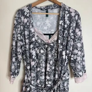 Laura Ashley Women's Pajamas Floral Lace Trim Robe and Chemise Set Size M thumbnail 4
