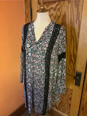 Knox Rose Floral Boho Tunic Dress Medium Black Bell Sleeve Crochet Trim Festival thumbnail 6