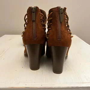 Women's Bamboo Brown Tan Suede‎ Zipper Back Lace Sides Peep Toe Heels Size 9 thumbnail 4