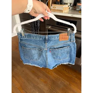 Levi's‎ 501 Original Shorts in a distressed medium wash size 29 thumbnail 2