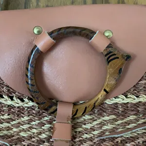 Vintage straw purse‎ with leather straps and wood detail thumbnail 4