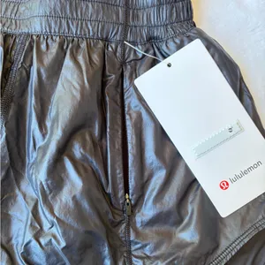 NWT Lululemon Hotty Hot High-Rise Lined Short 4" Matte Sheen thumbnail 3