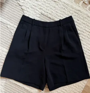 Aritzia Effortless Shorts thumbnail 2