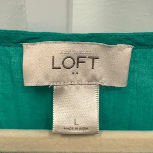 LOFT Emerald Green Ruffle V-Neck Sleeveless Blouse Pleated Bib Top Size Large thumbnail 6