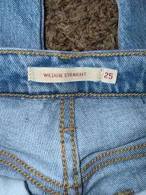 Levi’s Jeans Straight Wedgie High-Rise Distressed thumbnail 4
