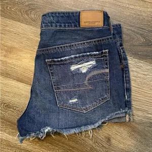 American Eagle Outfitters TOMGIRL Dark Wash Distressed Shorties Size 2 thumbnail 6
