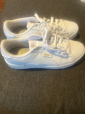 Puma Women's White Low-Top Leather Sneakers with Subtle Gold Logo thumbnail 2