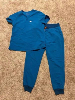 Figs Women’s Blue Alps Catarina One Pocket Scrub Top & Zamora‎ Joggers Medium thumbnail 2