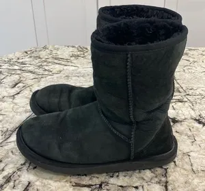 Black Ugg Australia Classic Short- Women’s size 7‎ thumbnail 1