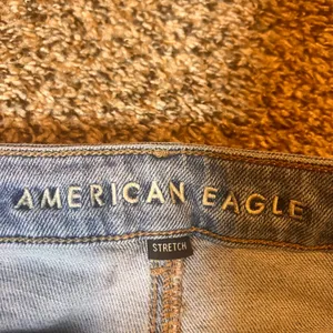 American Eagle Outfitters Mom Jeans Light Wash‎ Distressed High Rise Size 4 thumbnail 2
