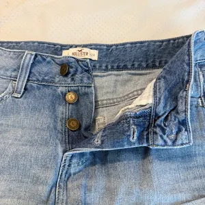 Hollister Button Fly Denim Jean Shorts Size 0 Cuffed Hem 2” Inseam 9” Rise thumbnail 2