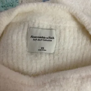 Abercrombie & Fitch Sweater Size XS White Fuzzy Knit Long Sleeve Pullover thumbnail 6