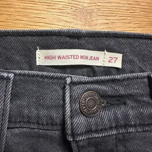 Levi’s high waisted mom jean buttonfly jeans 27 black thumbnail 4