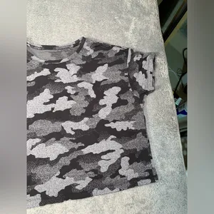 Lululemon athletica Camo cropped T-Shirt - Black and Gray thumbnail 4