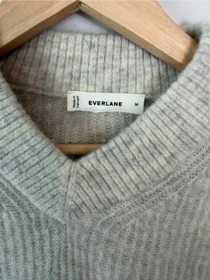 Everlane Cropped Cocoon Sweater V-Neck Medium Almond Alpaca thumbnail 4