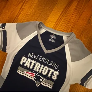 Majestic Fan Fashion New England Patriots V Neck T Shirt Medium thumbnail 3