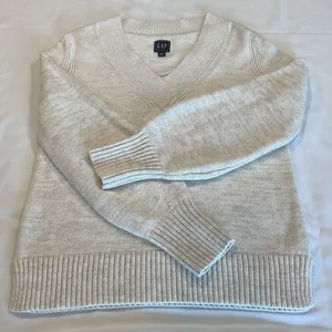 GAP • Crossover V Neck Sweater • Size XS • Marshmallow (Cream/Tan) thumbnail 1