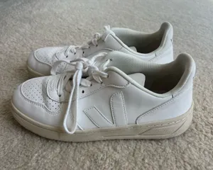 VEJA Sneakers thumbnail 1