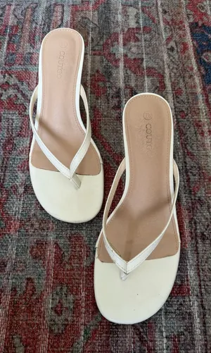 white mini kitten heel Size 7.5 thumbnail 1
