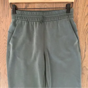 Lululemon Softstreme High Rise Straight Leg Cropped Pant in Dark Forest Size 4 thumbnail 3