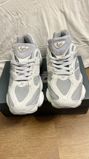 New Balance 9060 Sneakers Shoes Size 10 Women’s - Men’s 8.5 thumbnail 2