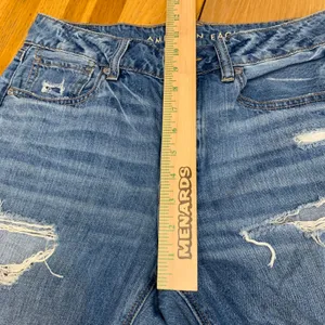American Eagle Tomgirl Distressed Straight Leg Jeans Blue Button Fly Size 6‎ Reg thumbnail 4