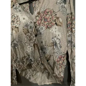 Em Crème Floral Wrap Blouse Size Small Pink thumbnail 6