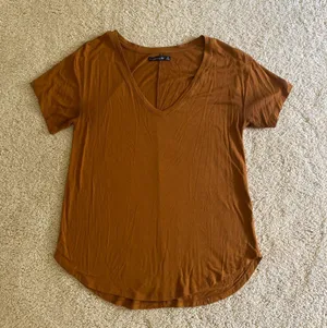 Abercrombie Women’s Drapey V-Neck Tee thumbnail 1