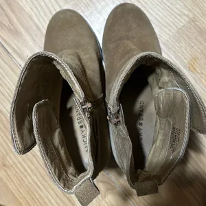 Light Tan Suede heeled Ankle Boots zipper on inside women’s 8M thumbnail 9