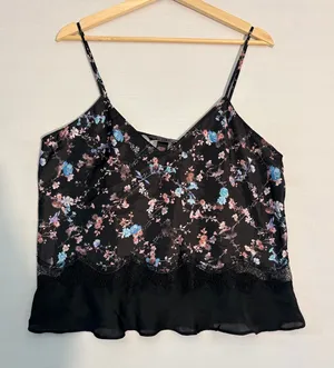 Victoria's Secret Floral Satin‎ Camisole Black Lace Trim Ruffle Hem Top Large thumbnail 1