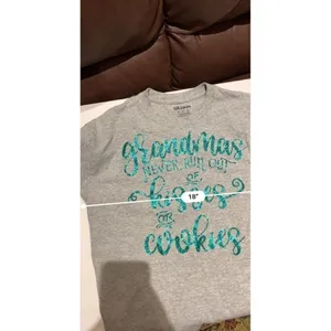 Gildan DEZ) Women's size Medium M tee Grandmas never run‎ out of kisses Shirt tshirt thumbnail 4