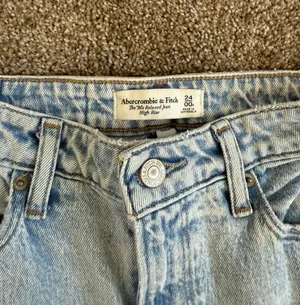 Abercrombie Curve Love 90s Relaxed Jean thumbnail 3